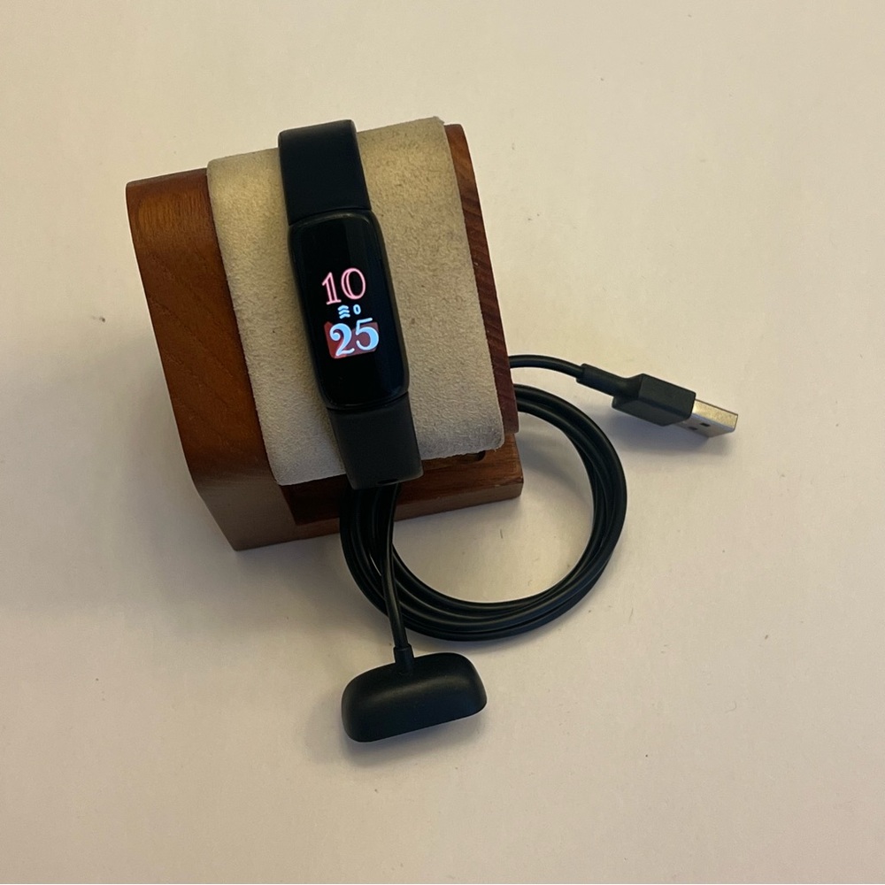 Fitbit Luxe, Tested,‎ Excellent, Charger Included, Black On Black